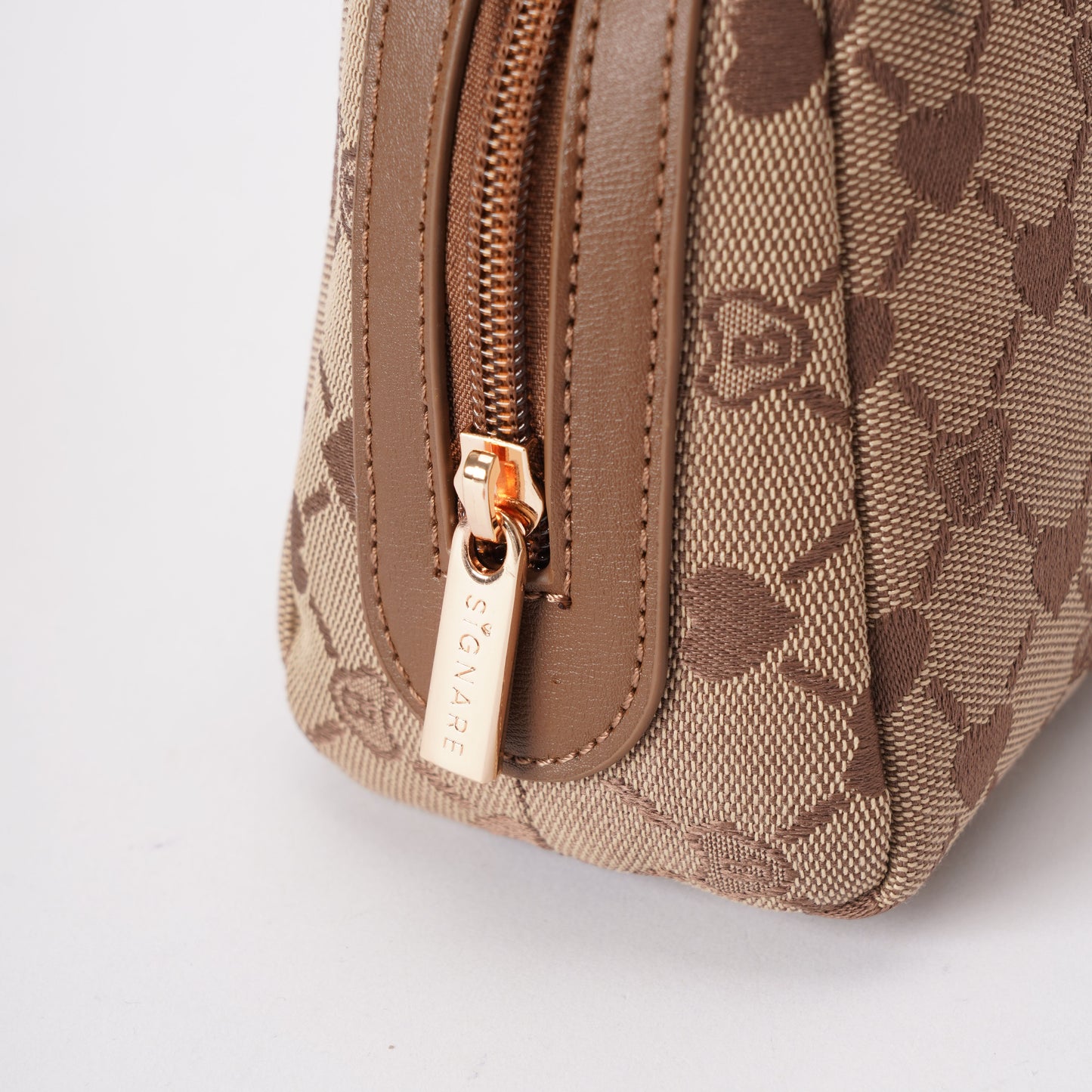 Signare London - B-Loved Beauty Bag On Beige Monogram