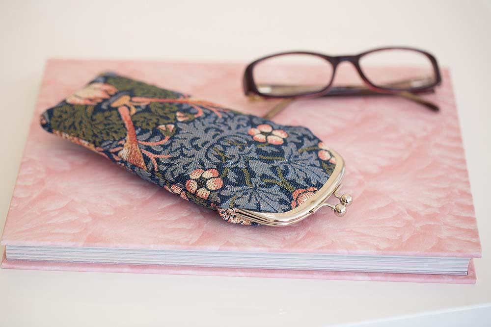 GPCH-STBL | WILLIAM MORRIS STRAWBERRY THIEF BLUE GLASSES SUNGLASSES POUCH CASE - www.signareusa.com