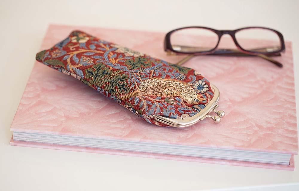 GPCH-STRD | WILLIAM MORRIS STRAWBERRY THIEF RED GLASSES SUNGLASSES POUCH CASE - www.signareusa.com