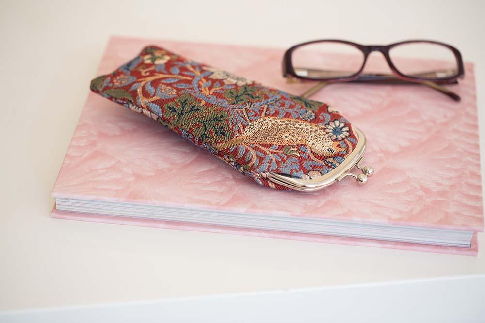 GPCH-STRD | WILLIAM MORRIS STRAWBERRY THIEF RED GLASSES SUNGLASSES POUCH CASE - www.signareusa.com