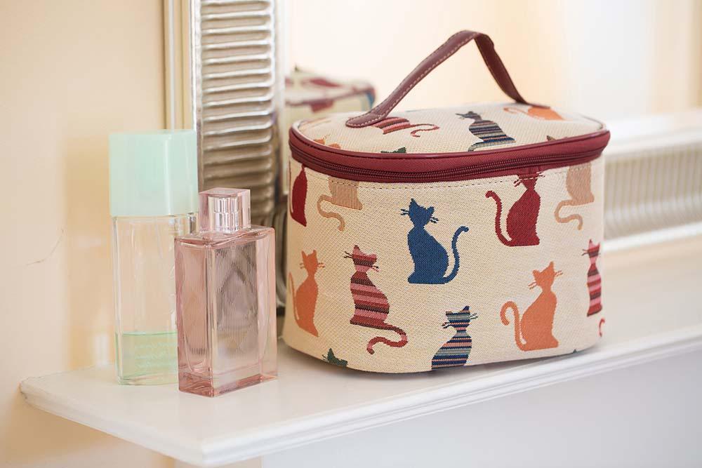 TOIL-CHEKY | CHEEKY CAT TOILETRY VANITY TRAVEL BAG - www.signareusa.com